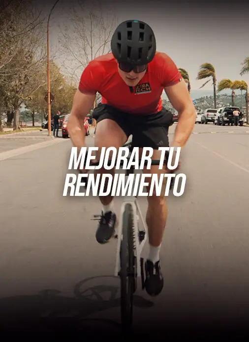 Ciclista entrenando en ruta con indumentaria Ultra Tech para mejorar el rendimiento deportivo, la resistencia y el desempeño en ciclismo.