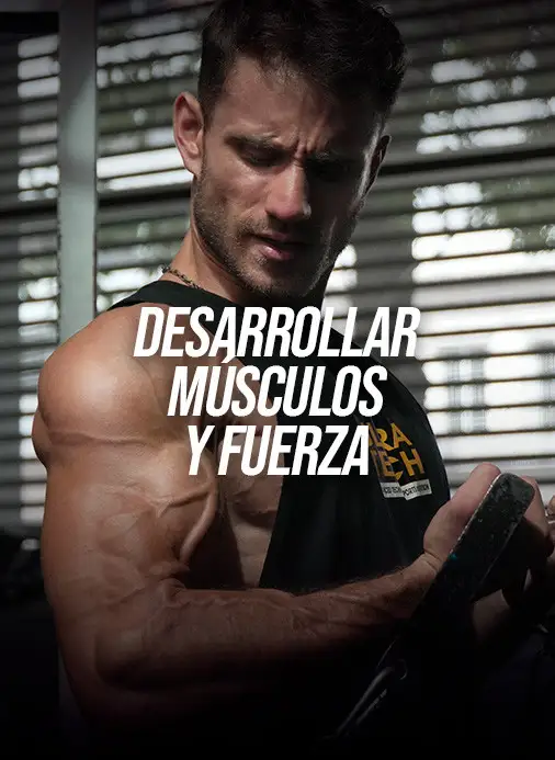 Hombre entrenando fuerza en gimnasio para desarrollar masa muscular con indumentaria Ultra Tech, representando un entrenamiento de musculación y rendimiento deportivo.