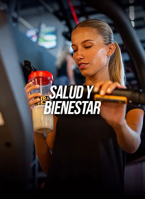 Mujer entrenando en un gimnasio con shaker Ultra Tech, representando un estilo de vida saludable, bienestar y nutrición deportiva.